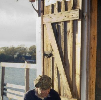 Harry Johansson (1920-2007) lagar sina hommor efter en säsong i sjön. Ingår i ex. 2 här bredvid